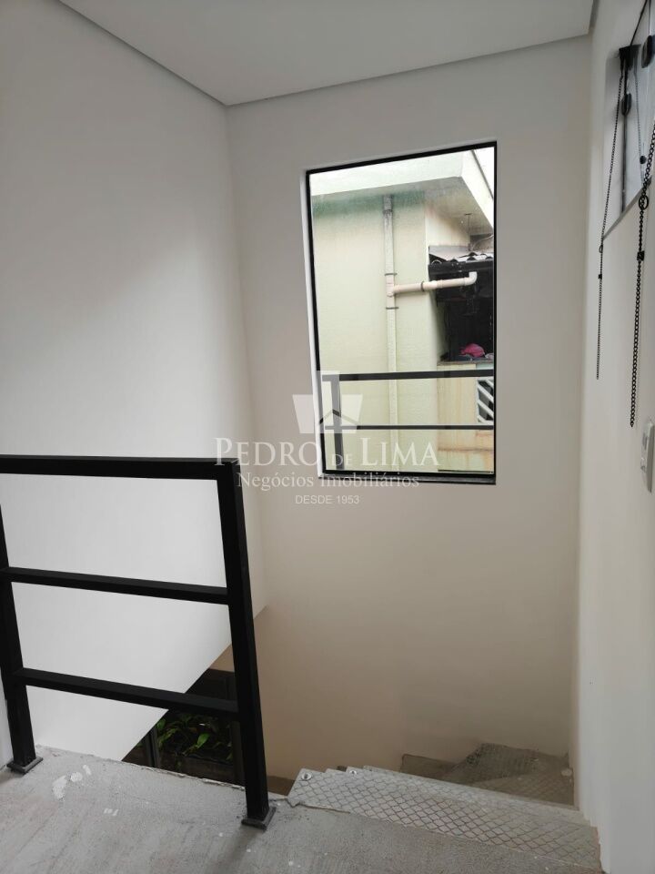 Sobrado com espaço gourmet, 3 quartos sendo 3 suítes, 2 vagas de garagem na Vila Ema