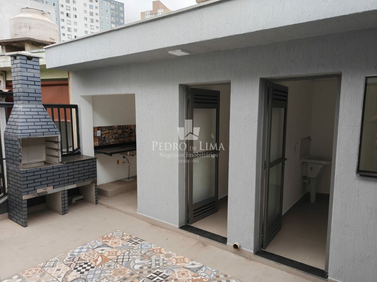 Sobrado com espaço gourmet, 3 quartos sendo 3 suítes, 2 vagas de garagem na Vila Ema