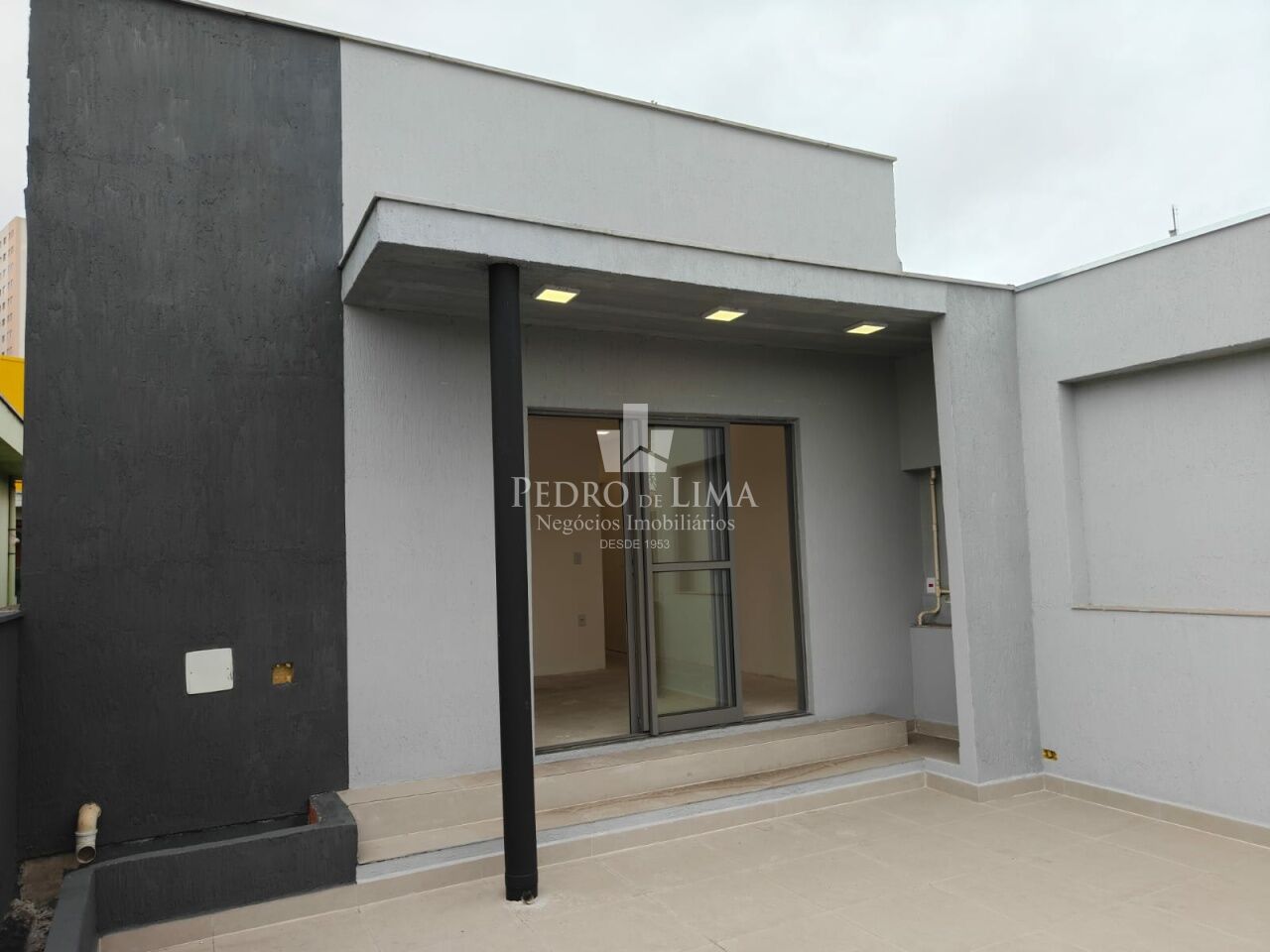 Sobrado com espaço gourmet, 3 quartos sendo 3 suítes, 2 vagas de garagem na Vila Ema