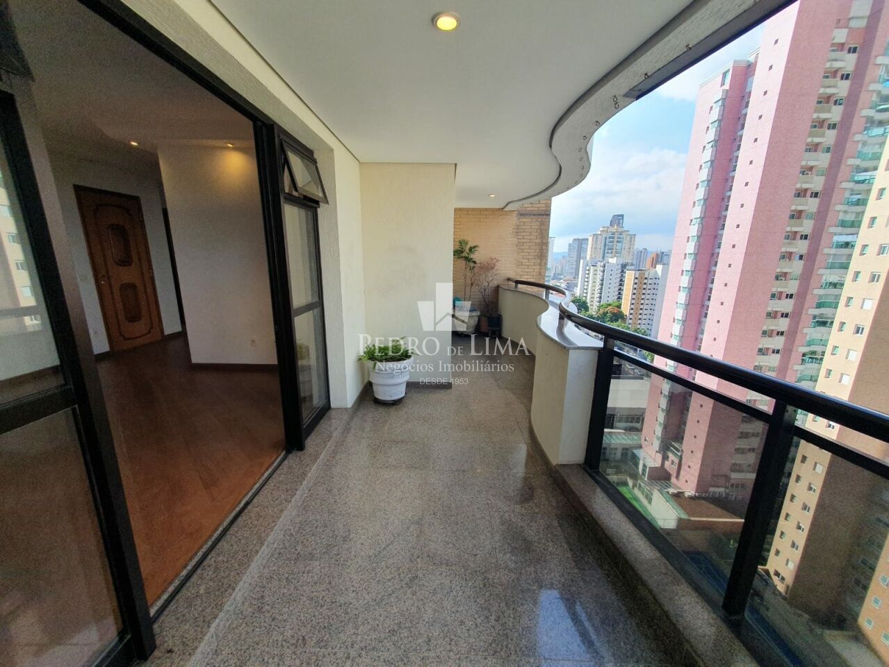 Apartamento no Jardim Anália Franco, 157m². 3 quartos 2 suítes e 3 vagas. Condomínio Valladolid