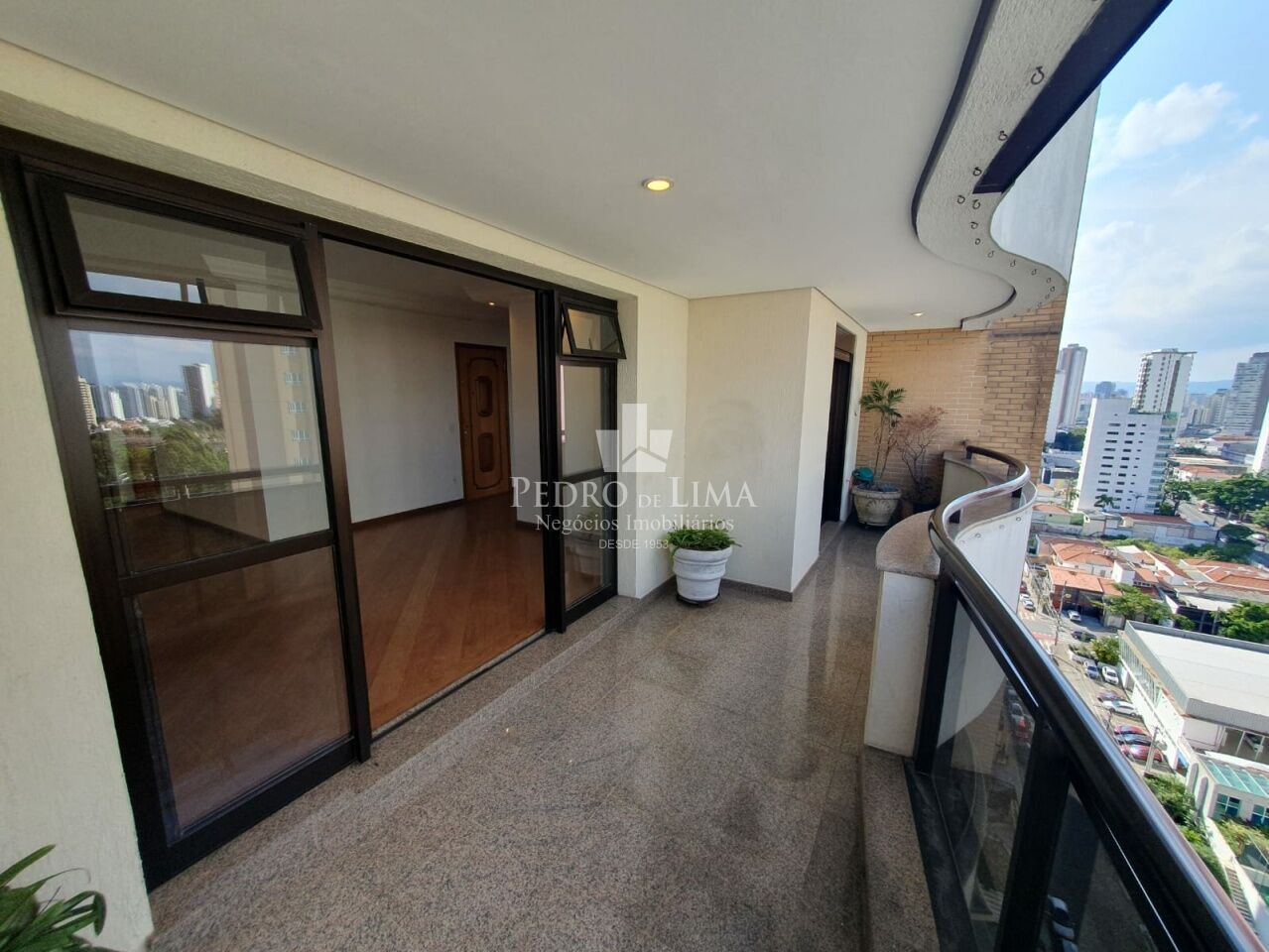 Apartamento no Jardim Anália Franco, 157m². 3 quartos 2 suítes e 3 vagas. Condomínio Valladolid