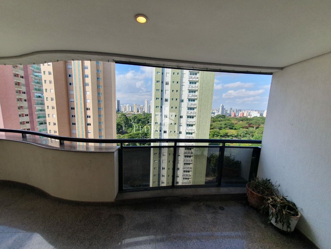 Apartamento no Jardim Anália Franco, 157m². 3 quartos 2 suítes e 3 vagas. Condomínio Valladolid