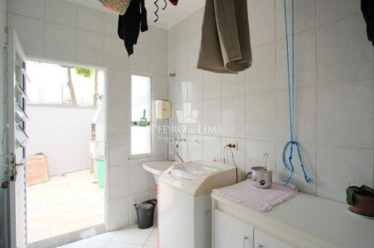 Sobrado com 3 quartos, 1 suíte, 2 vagas, quintal, Vila Santa Isabel (Carrão)