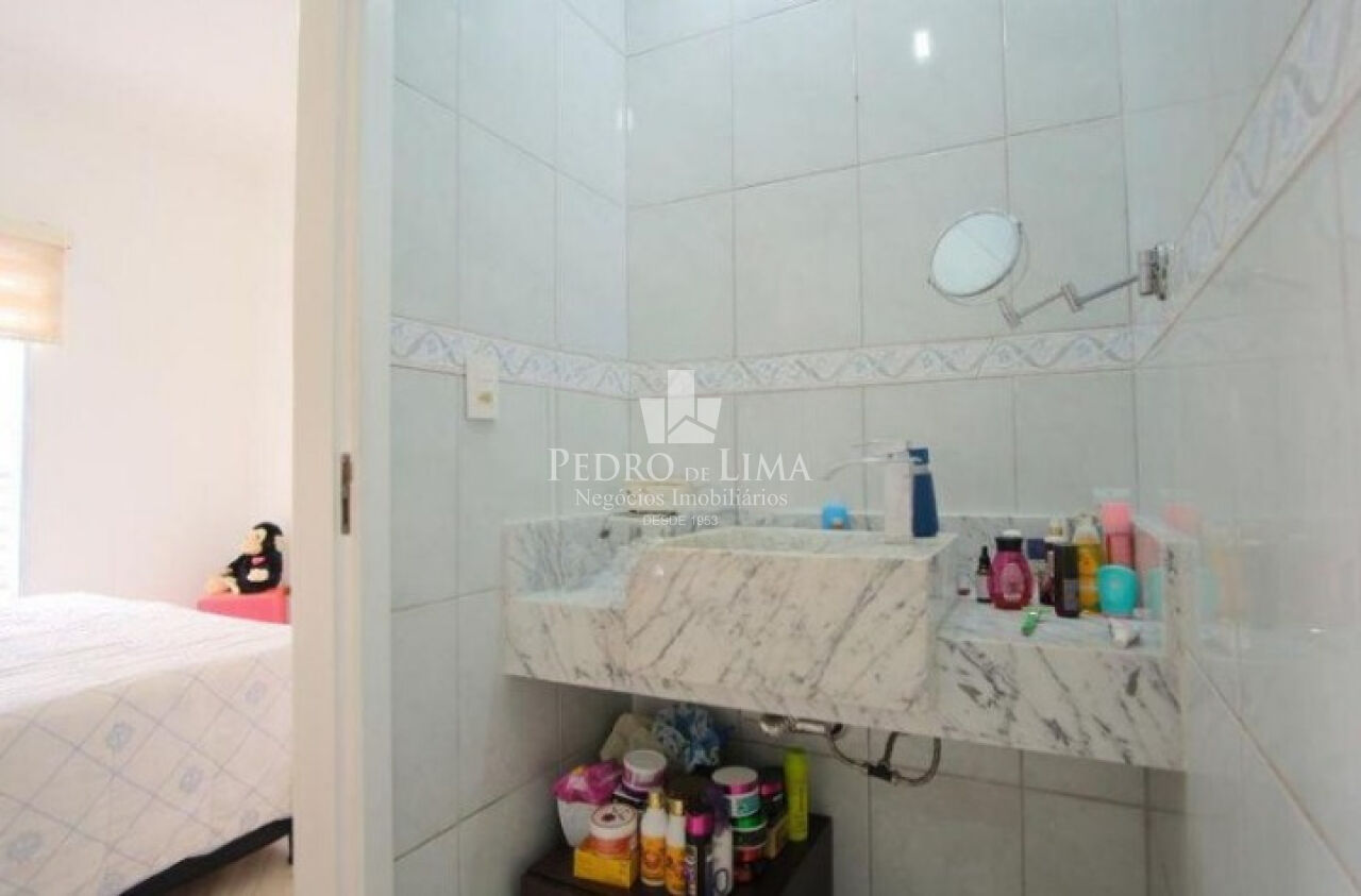 Sobrado com 3 quartos, 1 suíte, 2 vagas, quintal, Vila Santa Isabel (Carrão)