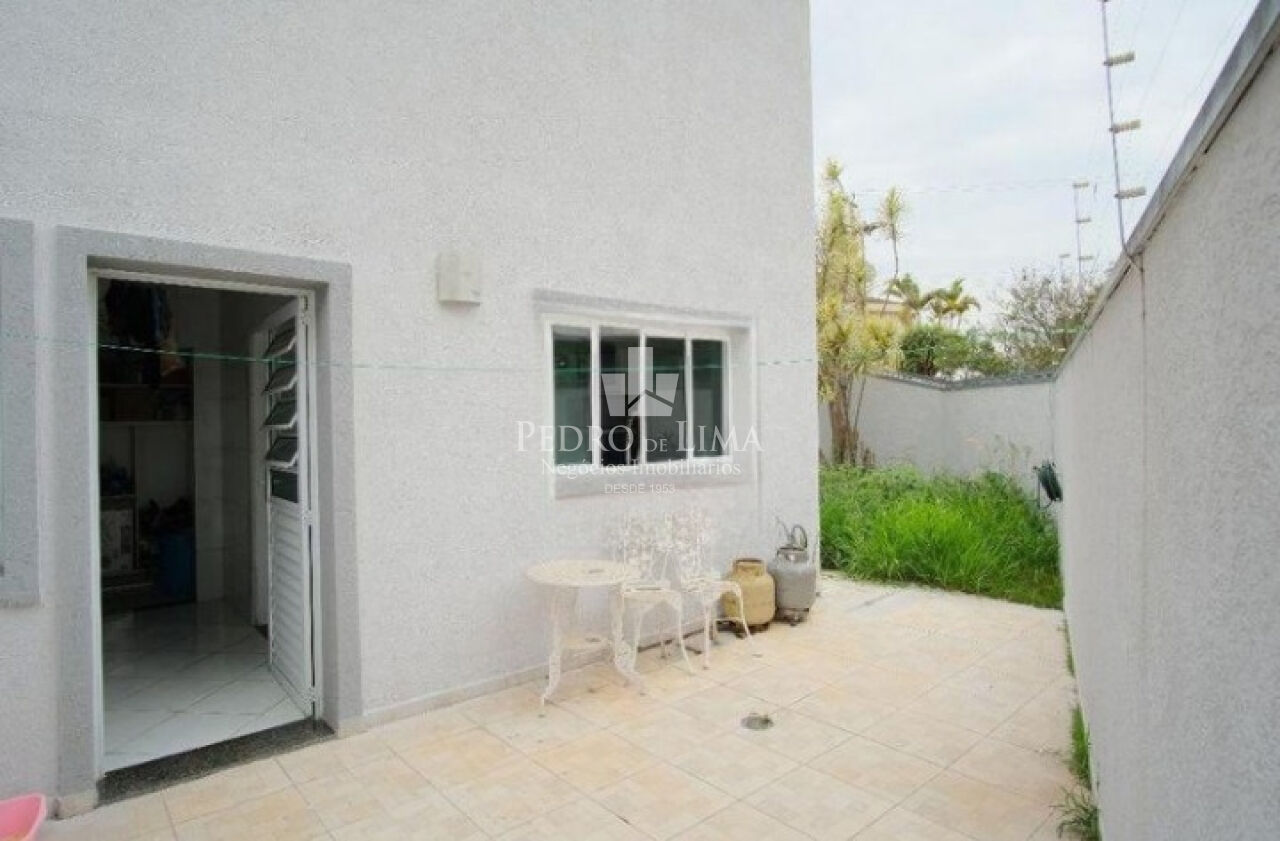 Sobrado com 3 quartos, 1 suíte, 2 vagas, quintal, Vila Santa Isabel (Carrão)