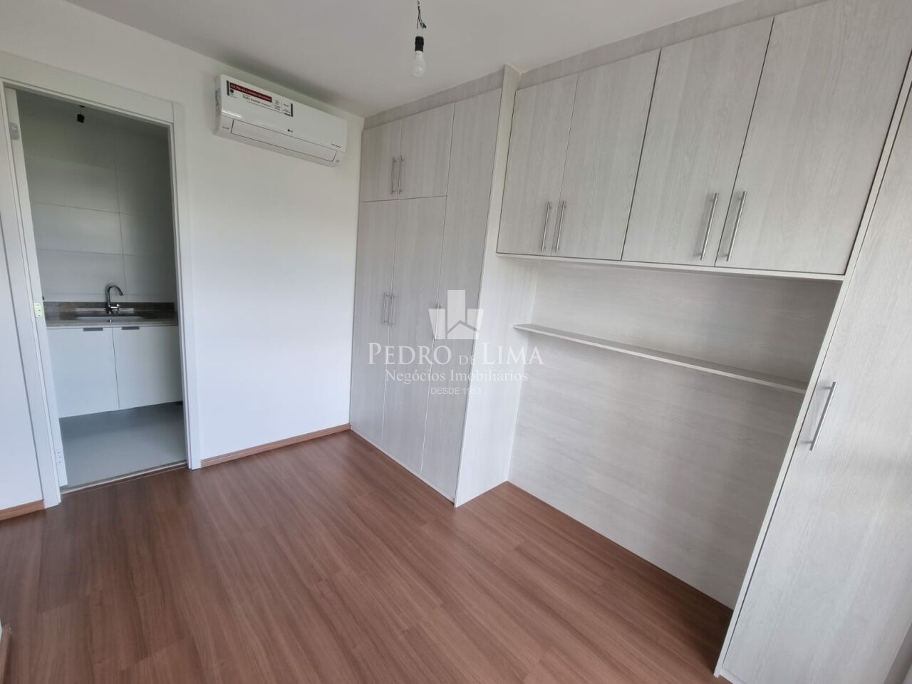 Apartamento Mobiliado de 65m² com 2 Dormitórios e Duas Vagas de Garagem. Condomínio Universo Tatuapé