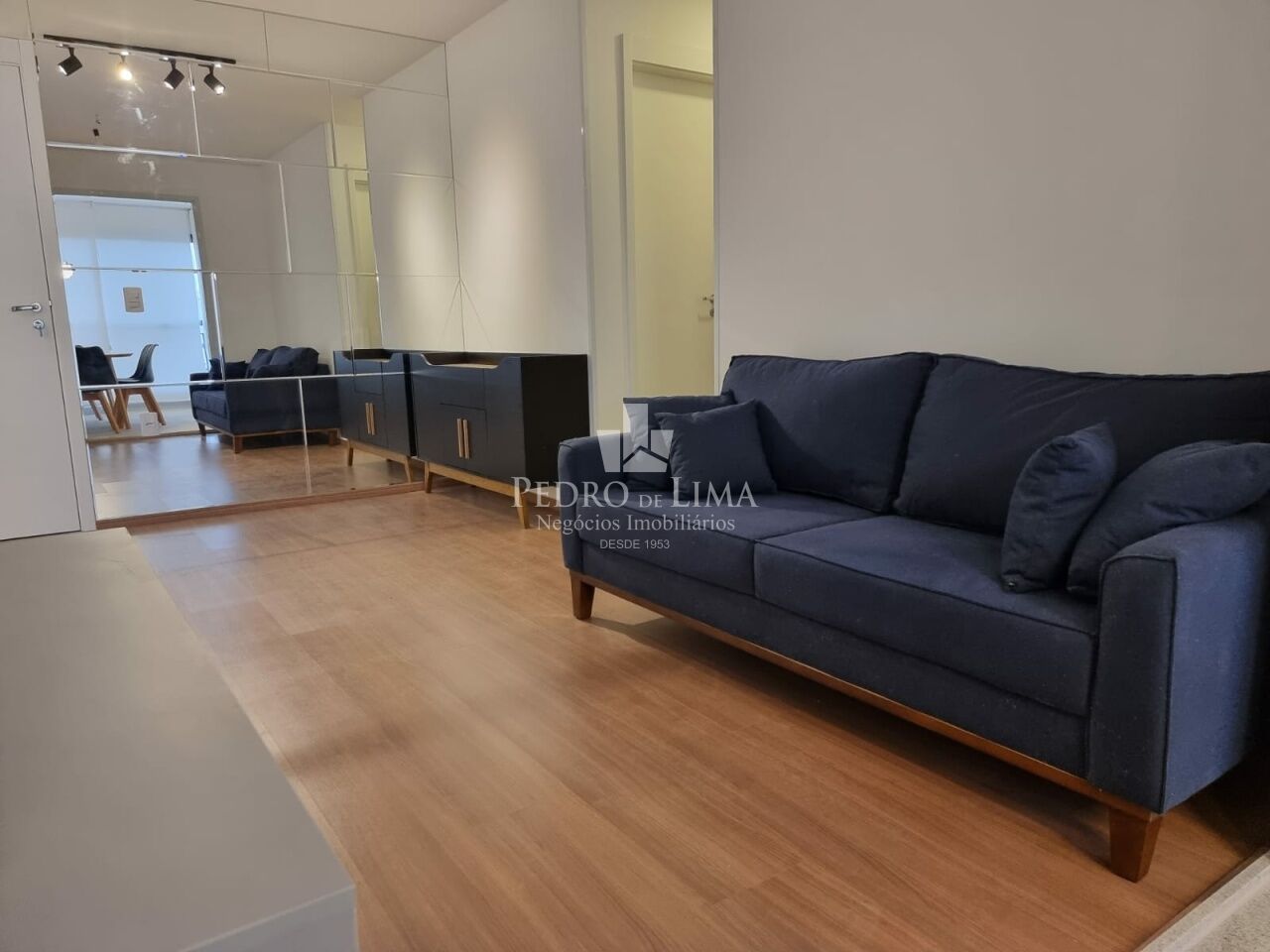 Apartamento Mobiliado de 65m² com 2 Dormitórios e Duas Vagas de Garagem. Condomínio Universo Tatuapé