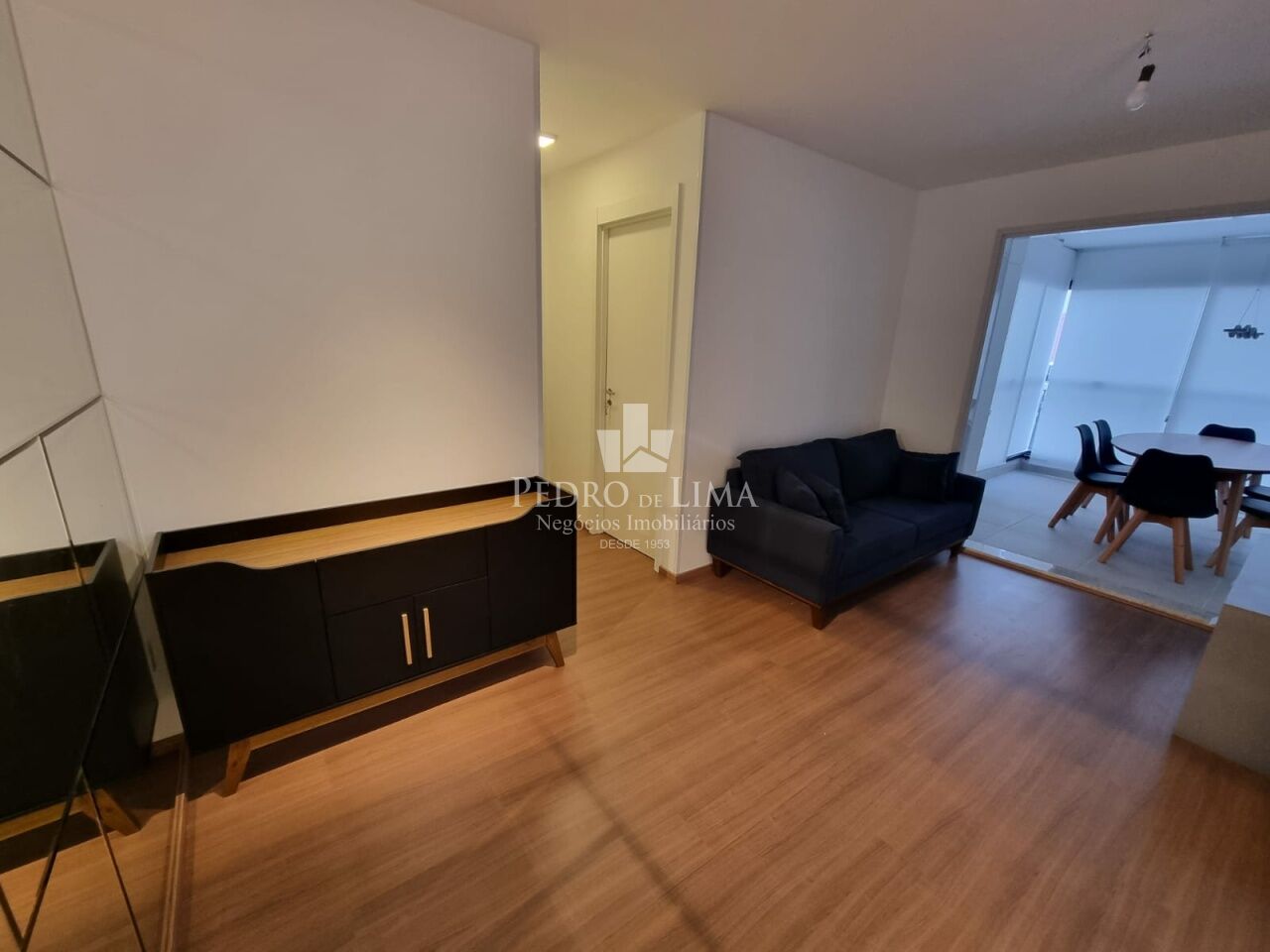 Apartamento Mobiliado de 65m² com 2 Dormitórios e Duas Vagas de Garagem. Condomínio Universo Tatuapé