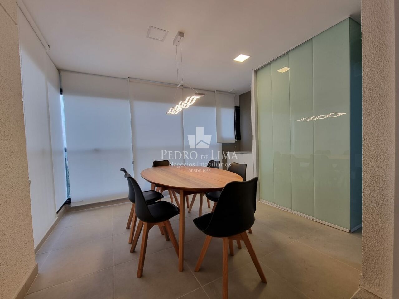 Apartamento Mobiliado de 65m² com 2 Dormitórios e Duas Vagas de Garagem. Condomínio Universo Tatuapé