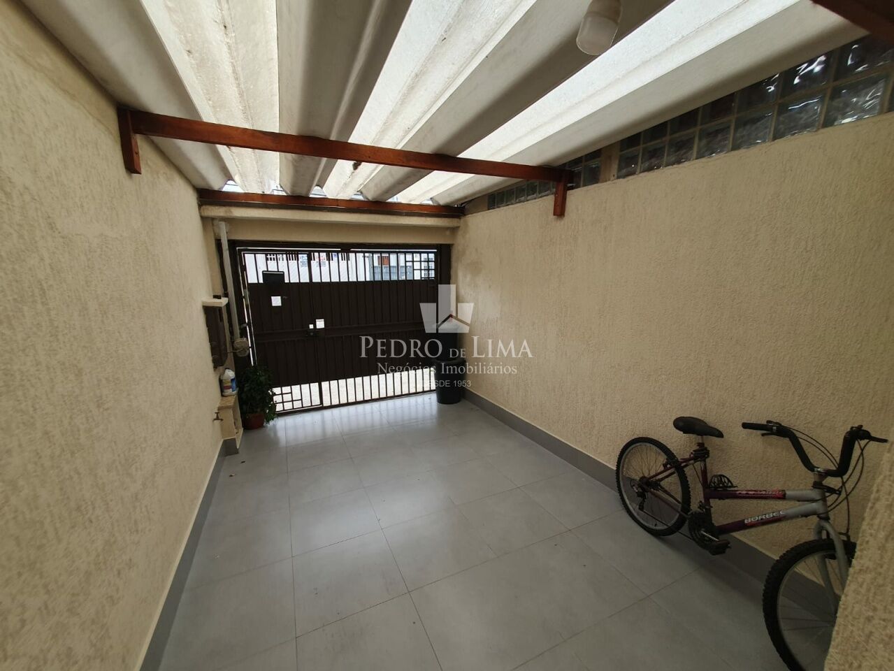 Sobrado no Jardim Aricanduva, 3 quartos com suíte, 1 vaga, área gourmet.