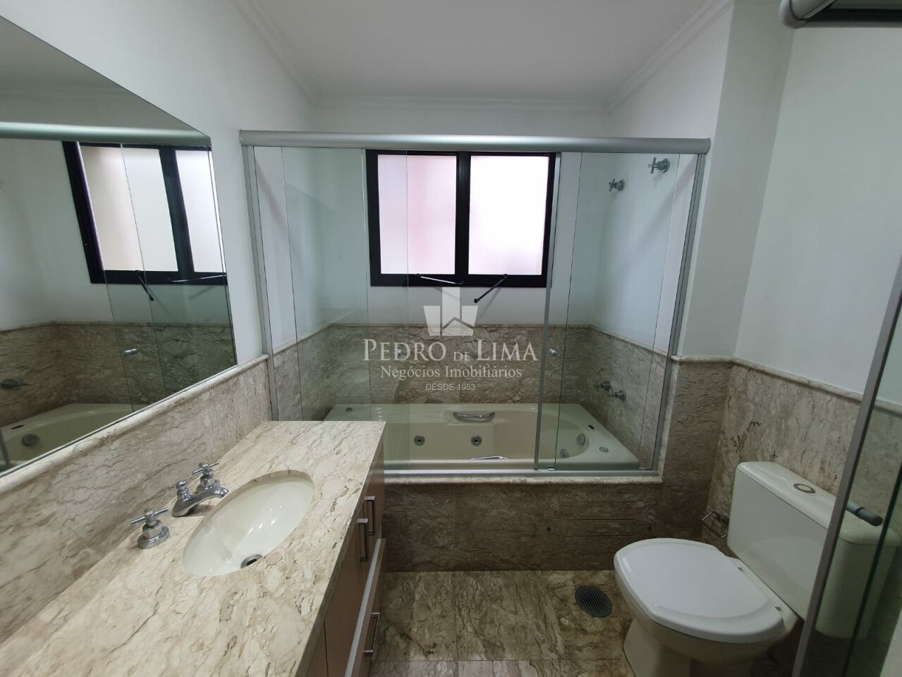 Apartamento no Tatuapé, alto padrão, 195m2 4 suítes e 4 vagas fixas.