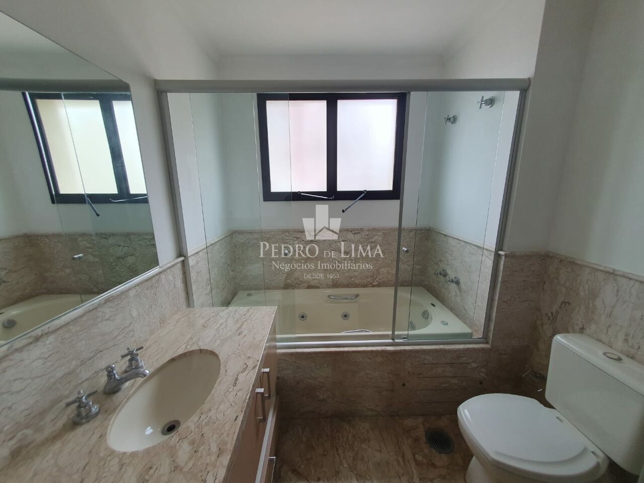 Apartamento no Tatuapé, alto padrão, 195m2 4 suítes e 4 vagas fixas.