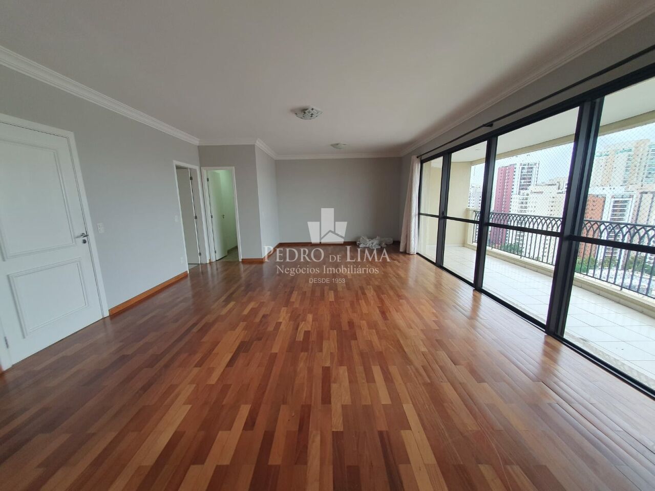 Apartamento no Tatuapé, alto padrão, 195m2 4 suítes e 4 vagas fixas.