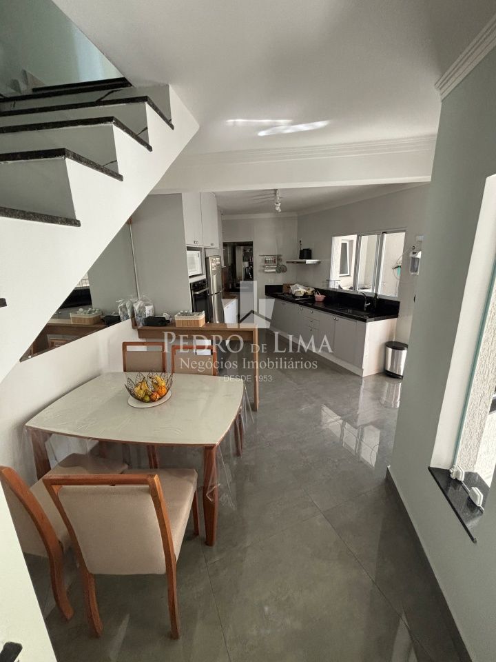 Sobrado com Espaço Gourmet, 2 dormitórios, 3 banheiros, 1 vaga de garagem.