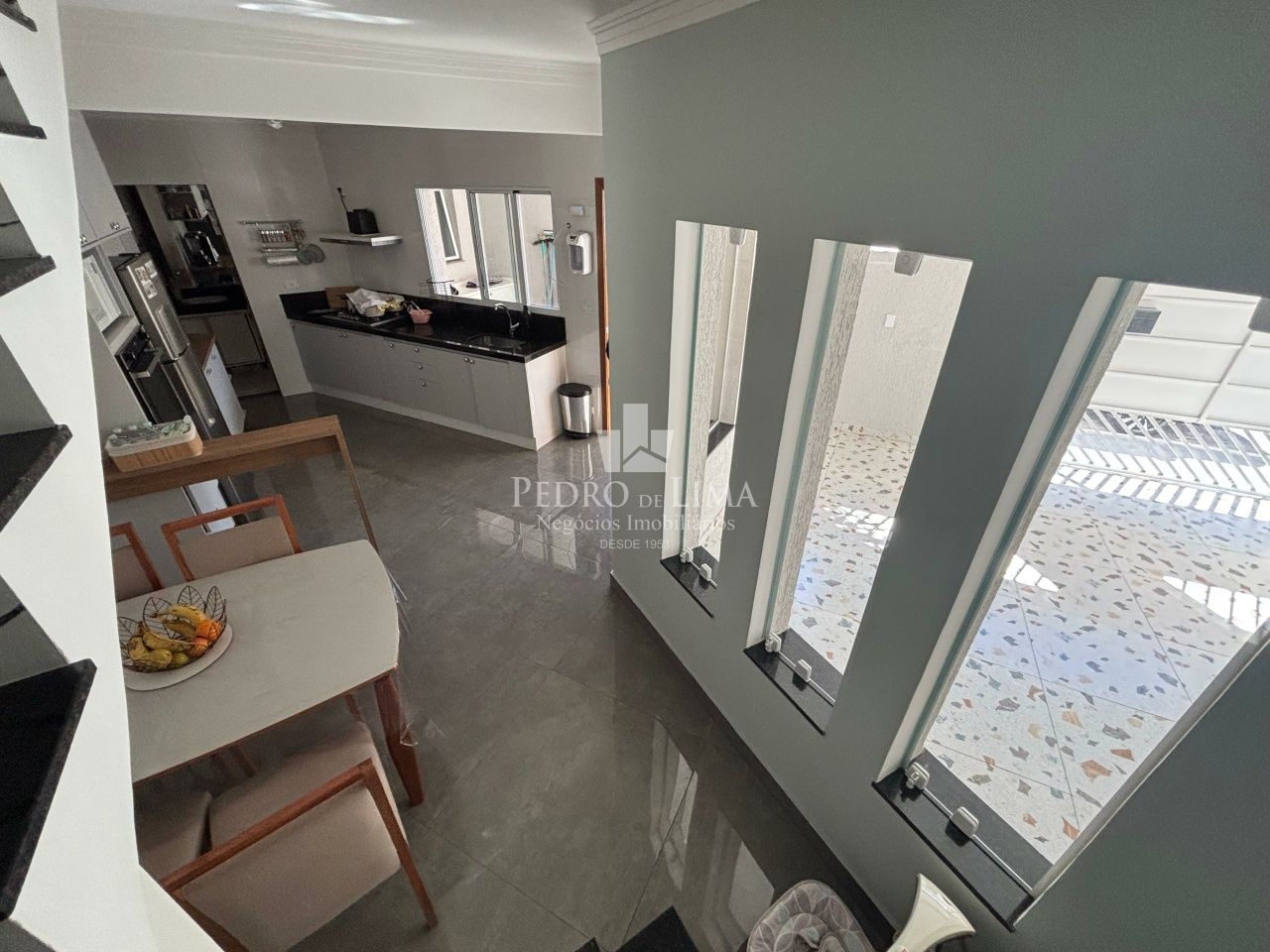 Sobrado com Espaço Gourmet, 2 dormitórios, 3 banheiros, 1 vaga de garagem.
