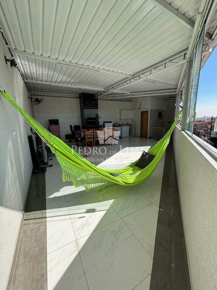 Sobrado com Espaço Gourmet, 2 dormitórios, 3 banheiros, 1 vaga de garagem.