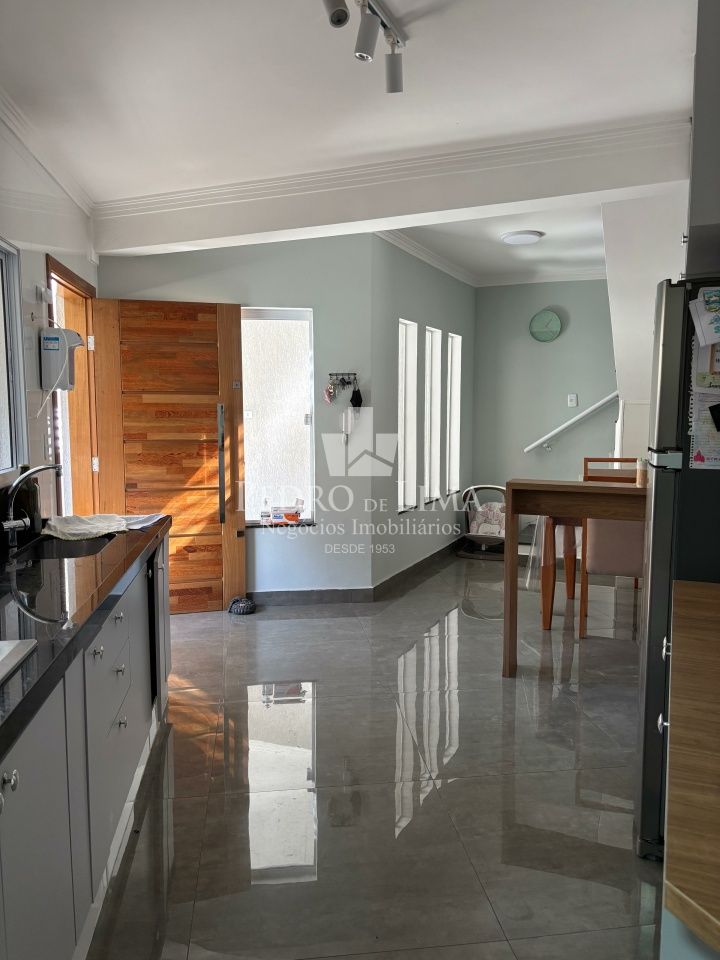 Sobrado com Espaço Gourmet, 2 dormitórios, 3 banheiros, 1 vaga de garagem.