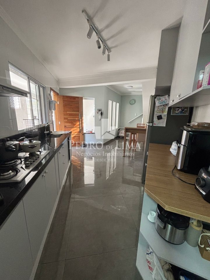 Sobrado com Espaço Gourmet, 2 dormitórios, 3 banheiros, 1 vaga de garagem.