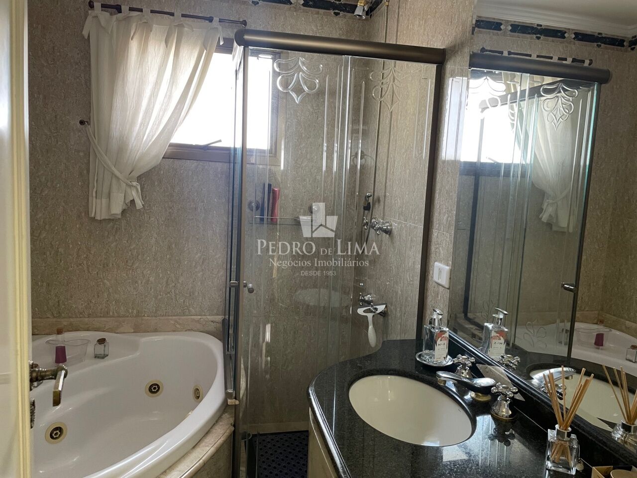 Condomínio Itaparica. Apartamento de 180m². 3 dormitórios (1 suíte) 3 vagas