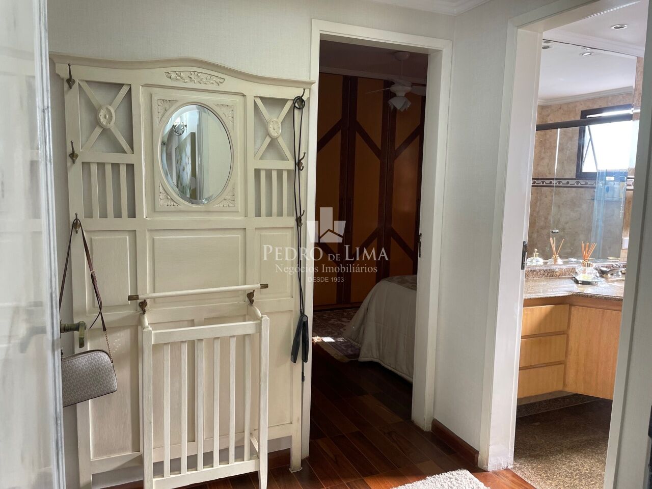 Condomínio Itaparica. Apartamento de 180m². 3 dormitórios (1 suíte) 3 vagas