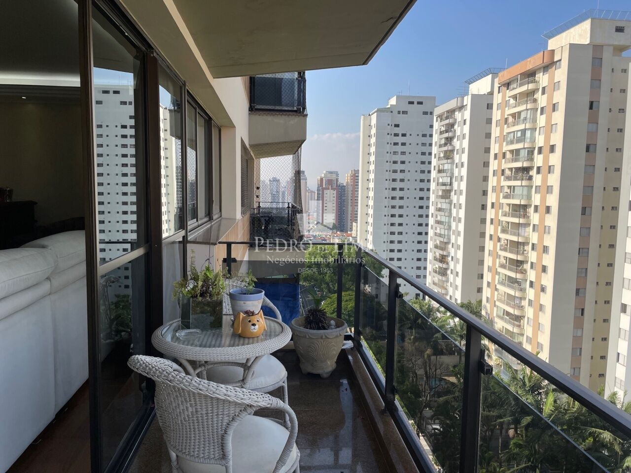 Condomínio Itaparica. Apartamento de 180m². 3 dormitórios (1 suíte) 3 vagas