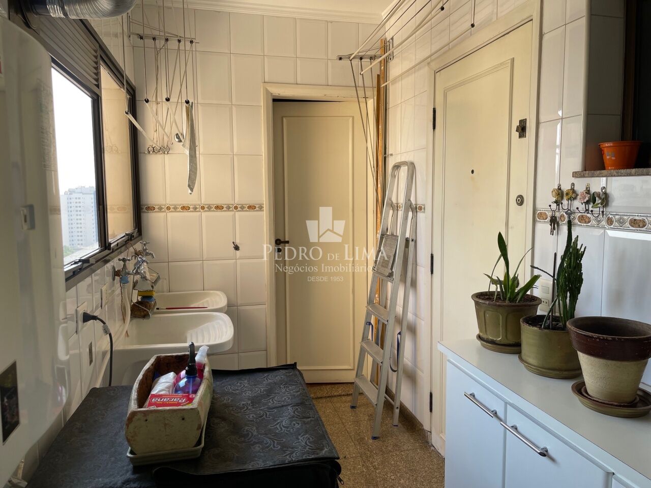 Condomínio Itaparica. Apartamento de 180m². 3 dormitórios (1 suíte) 3 vagas