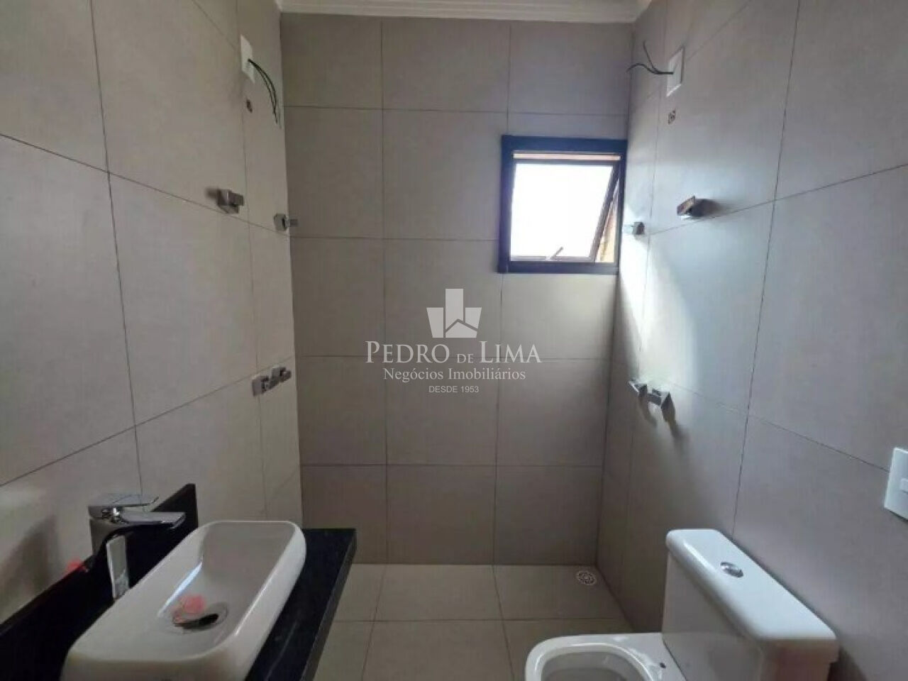 Sobrado frontal novo, na Vila Carrão, 3 suítes, 2 vagas, área de 120 m²