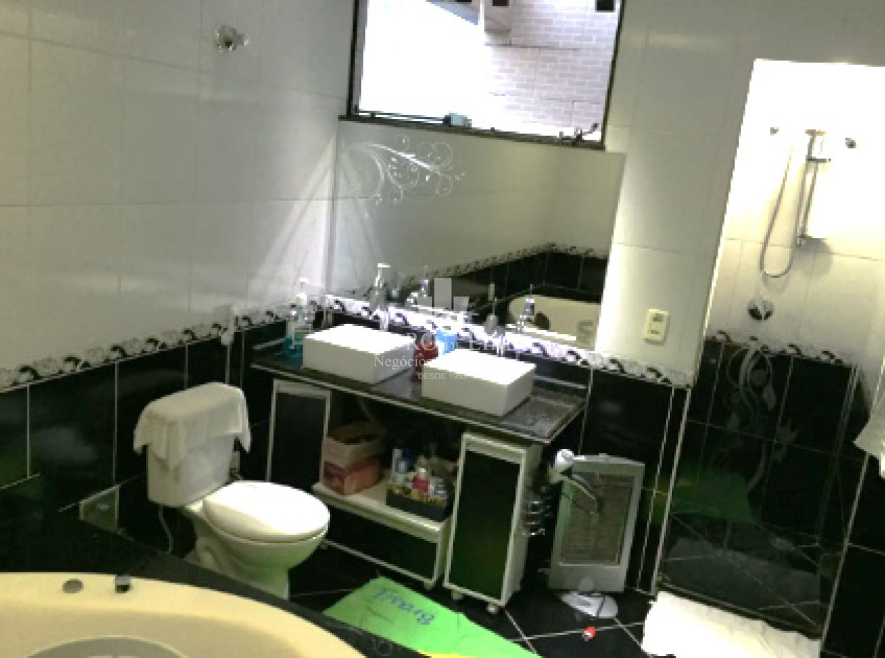 Sobrado na Agua Rasa 3 quartos sendo 3  suítes, piscina, 5 vagas 