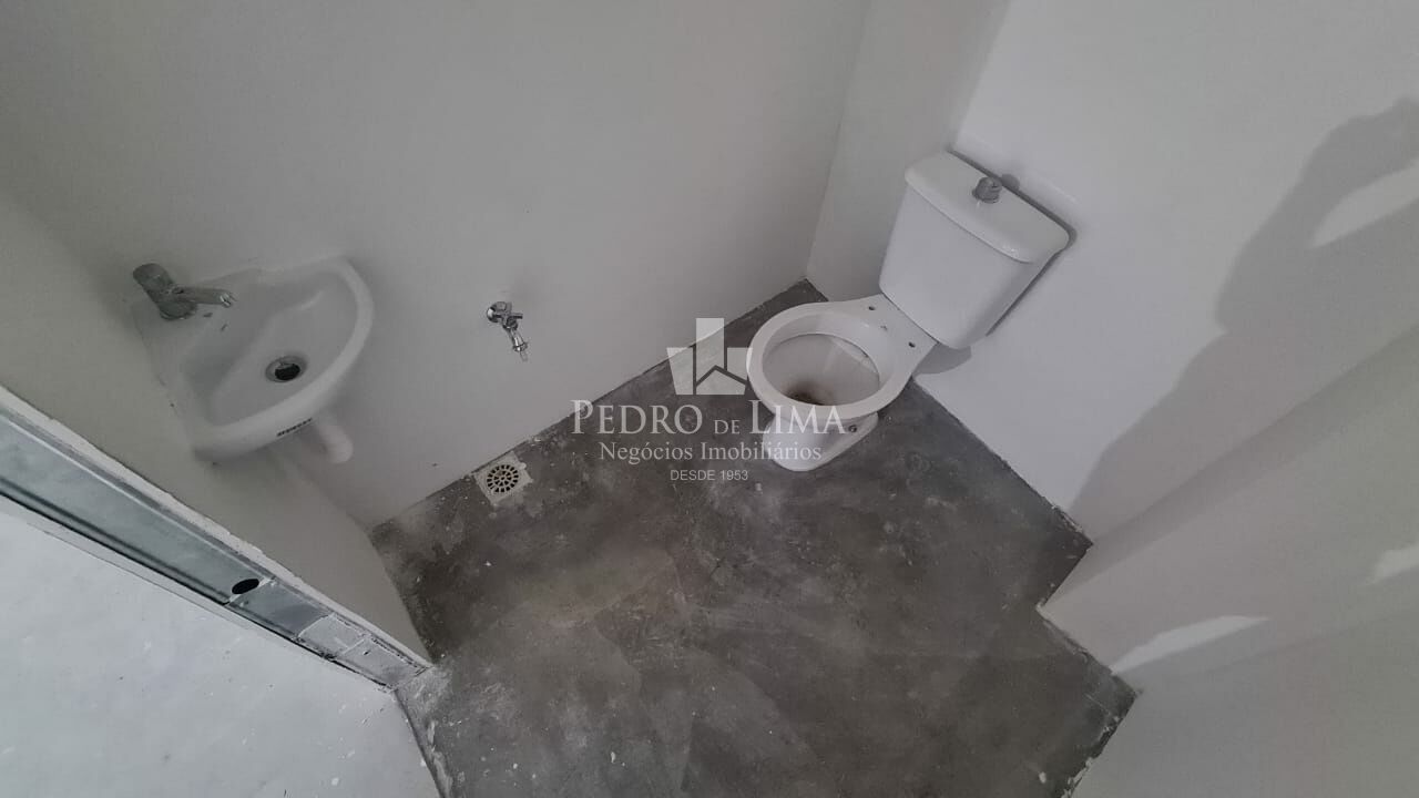 Galpão de 160m² com banheiro e portão aromático.