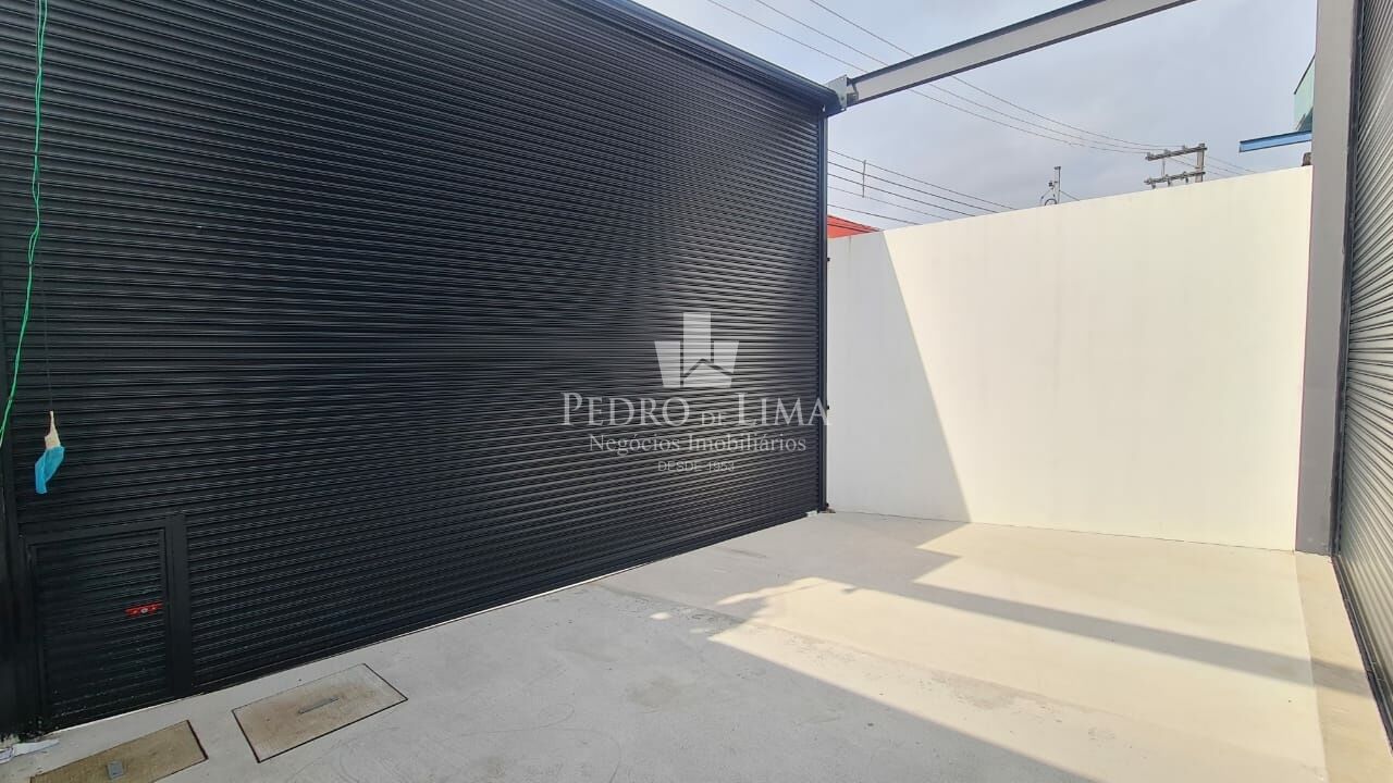 Galpão de 160m² com banheiro e portão aromático.