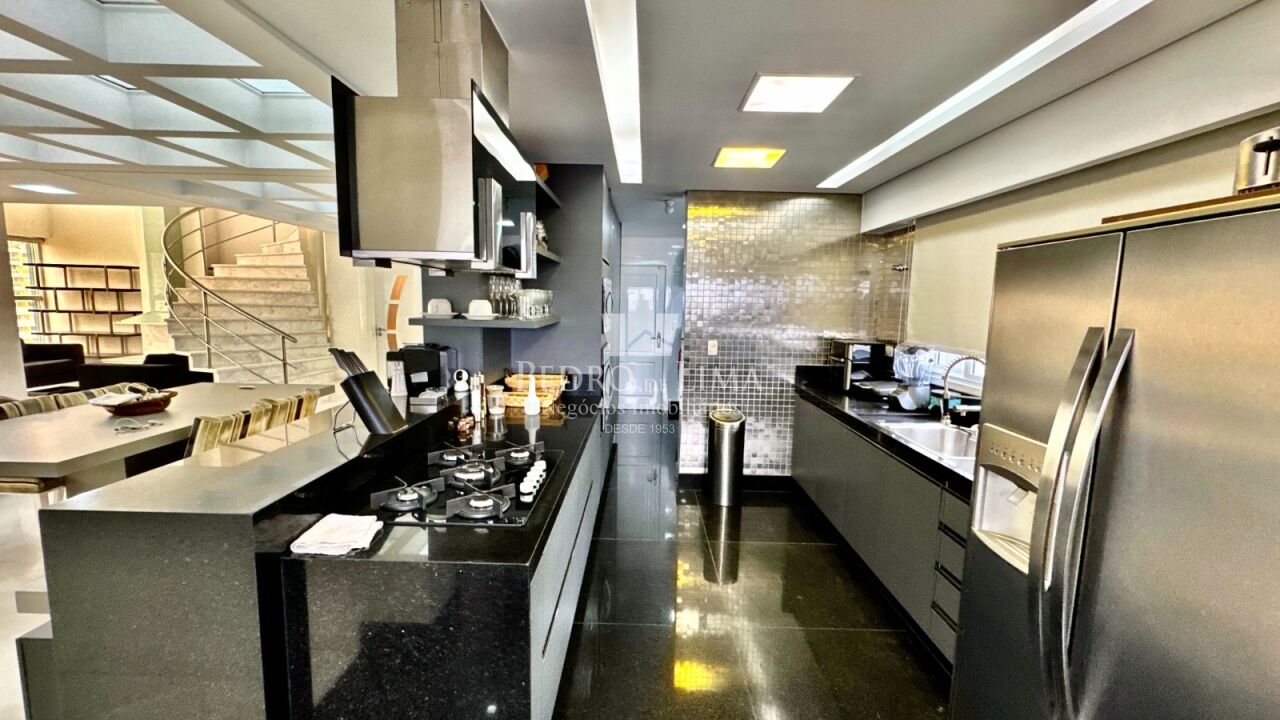 Cobertura triplex 480 mts com 4 suítes e 6 vagas na Vila Prudente.