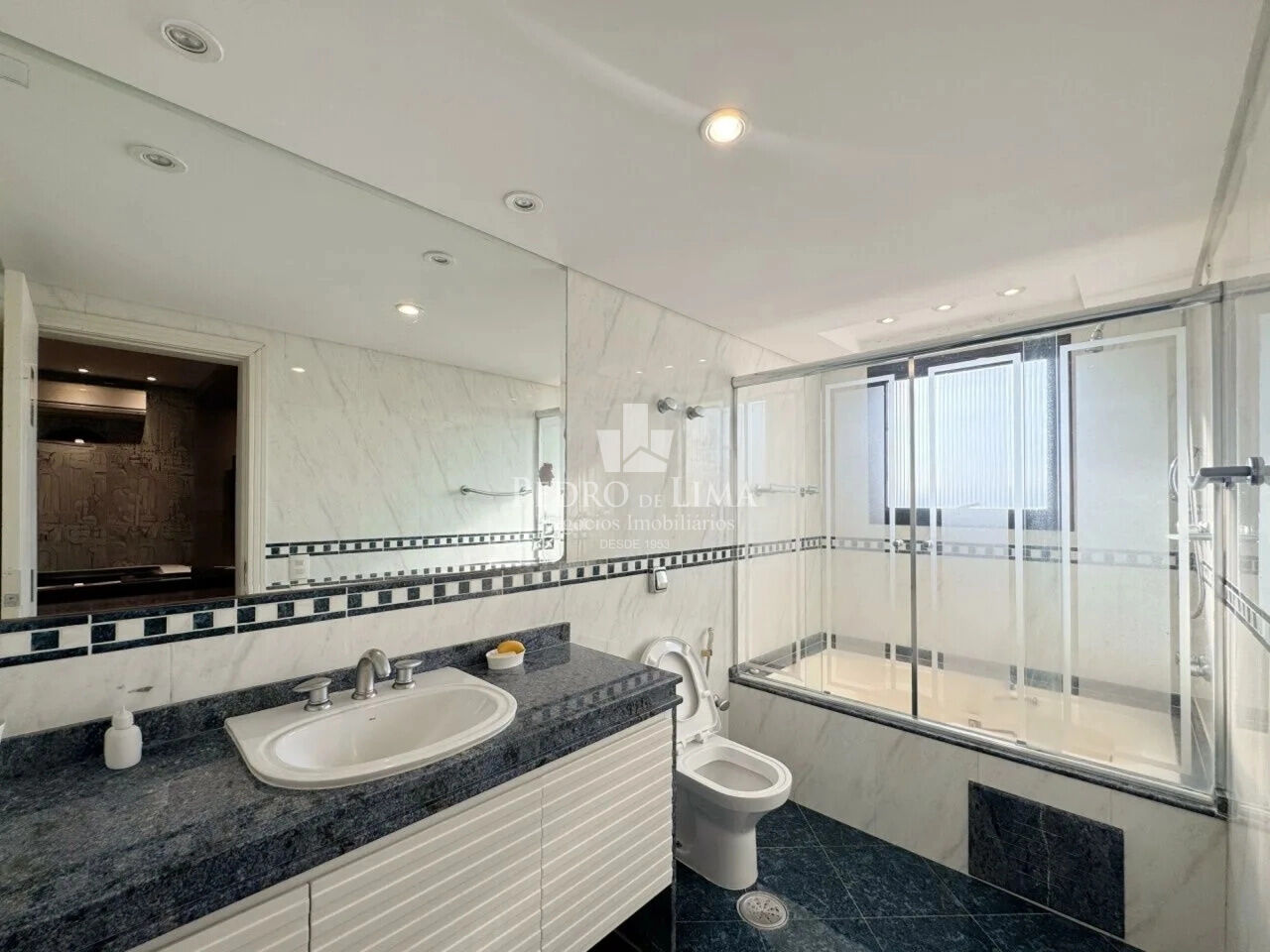Apartamento Mobiliado Locação / Venda Tatuape 300 mts 4 quartos 3 suites 