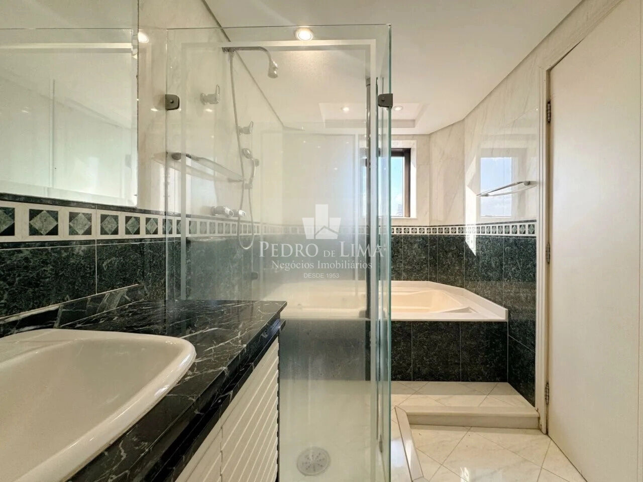 Apartamento Mobiliado Locação / Venda Tatuape 300 mts 4 quartos 3 suites 