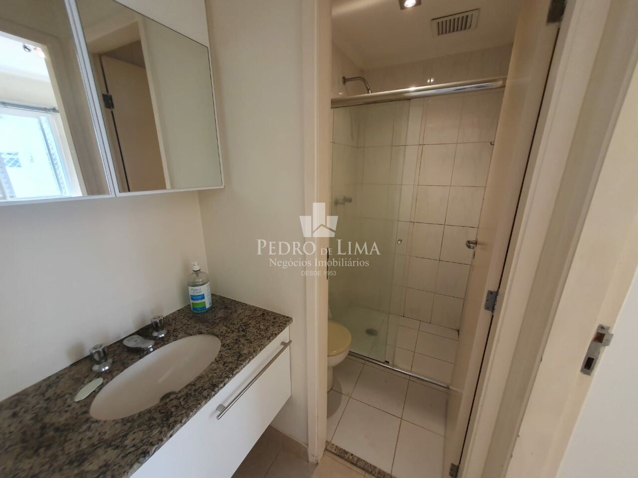 Apartamento no Tatuapé a poucas quadras do Metrô Carrão, 35m2, com 1 dormitório e 1 vaga de garagem.