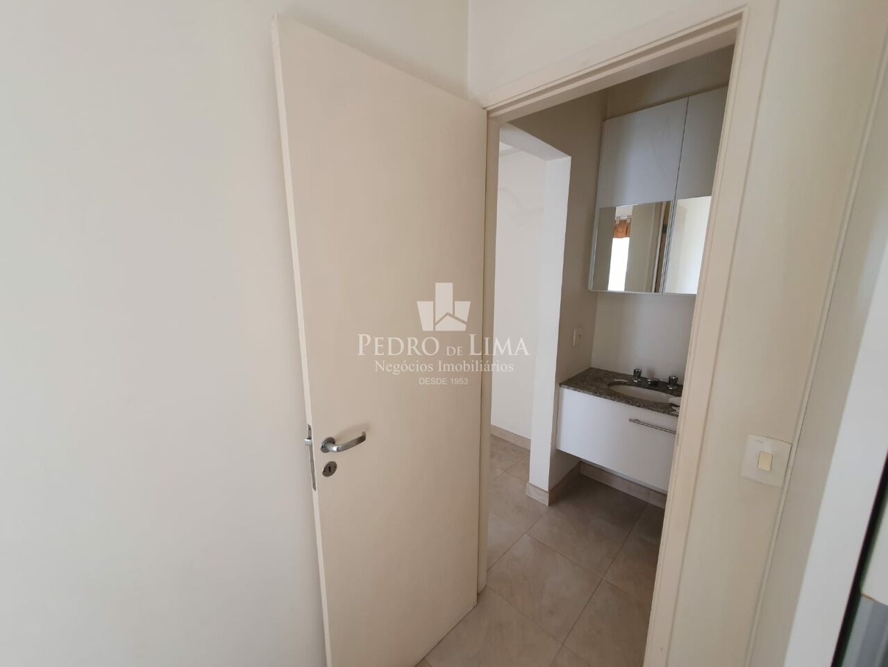 Apartamento no Tatuapé a poucas quadras do Metrô Carrão, 35m2, com 1 dormitório e 1 vaga de garagem.