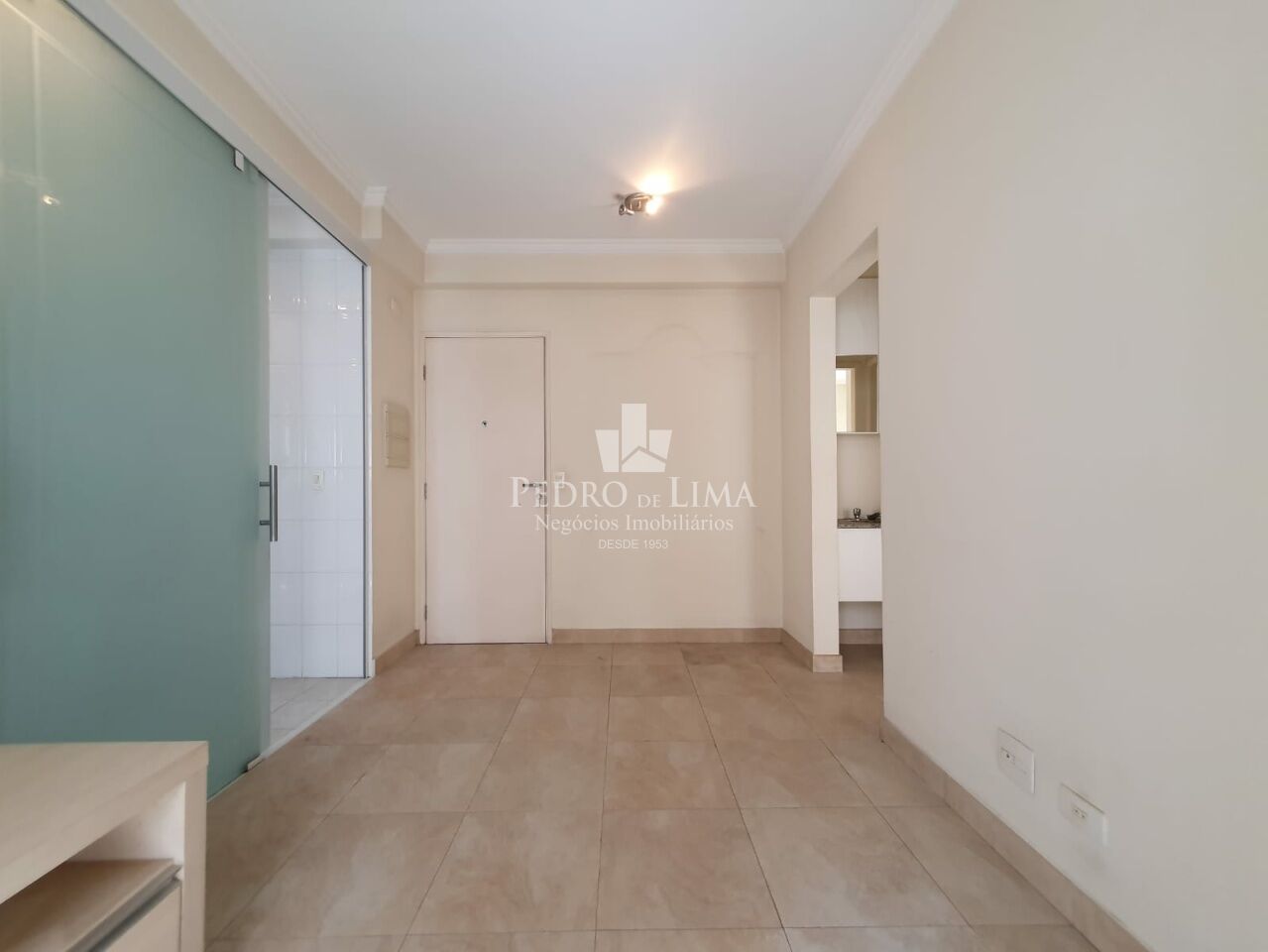 Apartamento no Tatuapé a poucas quadras do Metrô Carrão, 35m2, com 1 dormitório e 1 vaga de garagem.
