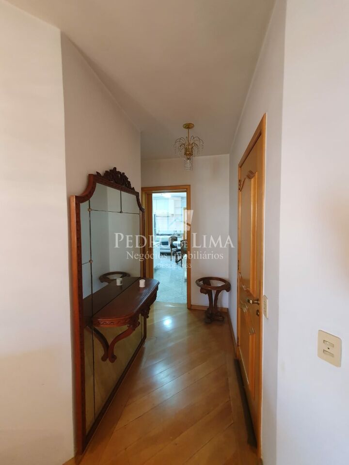 Apartamento no Tatuapé, 110m2, 3 dormitórios sendo 1 suíte e 3 vagas mais depósito privativo.