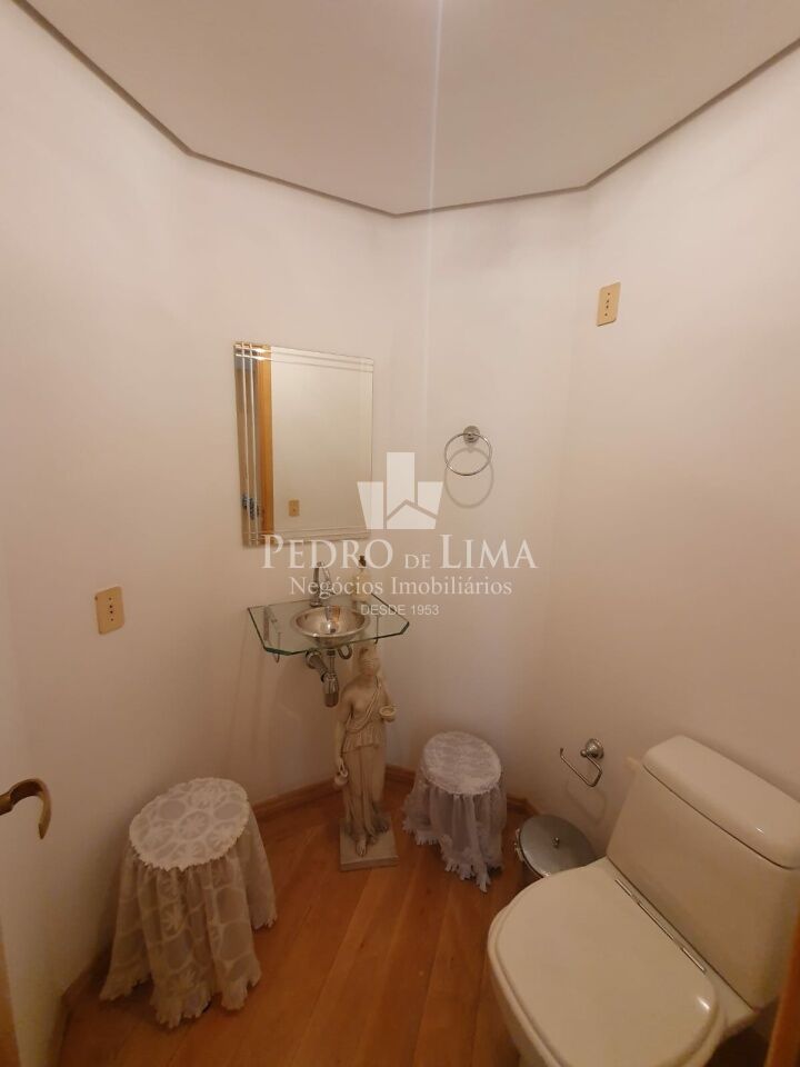 Apartamento no Tatuapé, 110m2, 3 dormitórios sendo 1 suíte e 3 vagas mais depósito privativo.