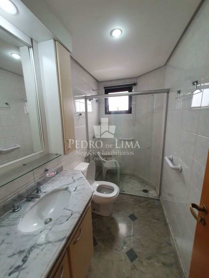 Apartamento no Tatuapé, 110m2, 3 dormitórios sendo 1 suíte e 3 vagas mais depósito privativo.