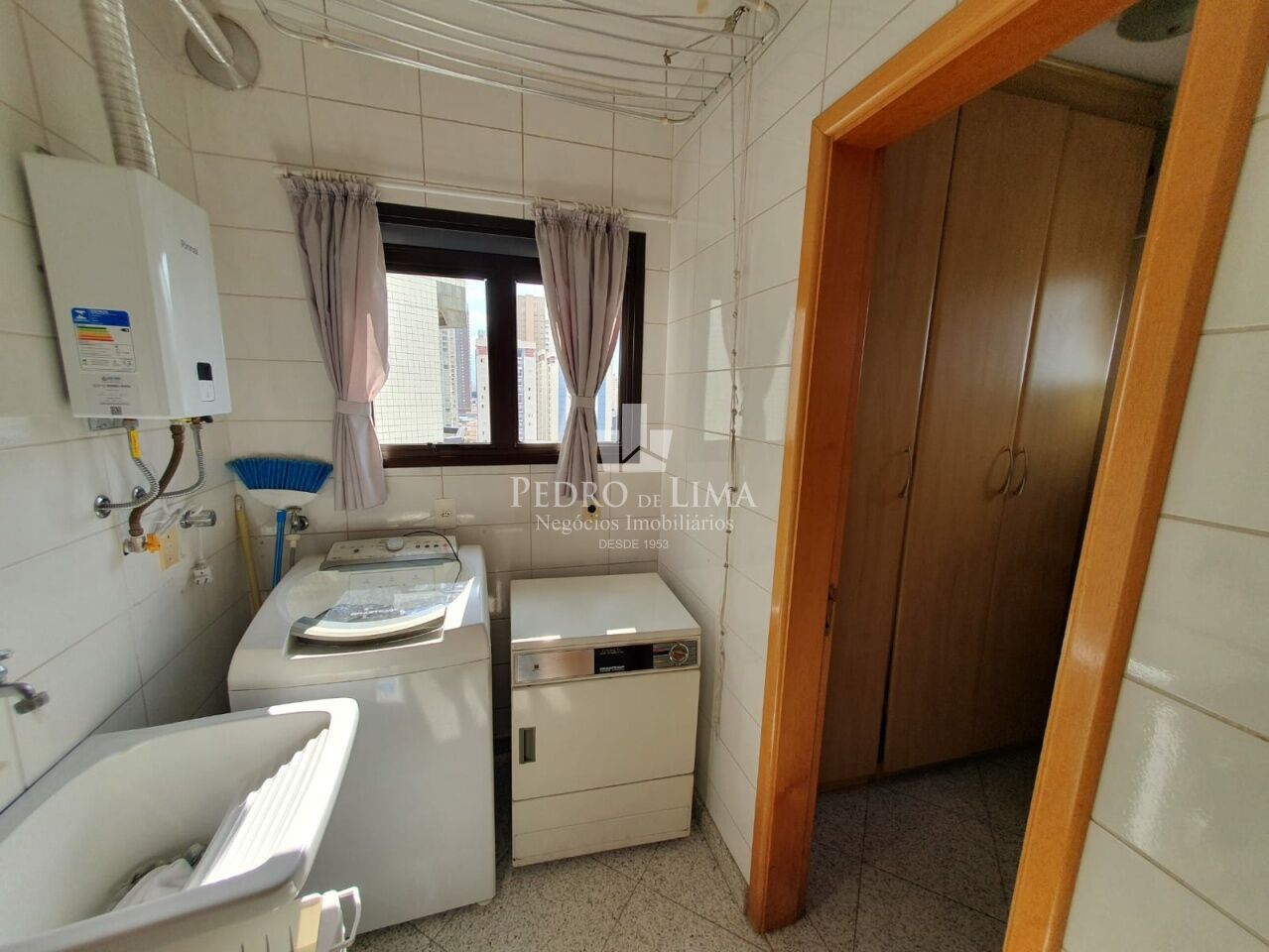 Apartamento no Tatuapé, 110m2, 3 dormitórios sendo 1 suíte e 3 vagas mais depósito privativo.