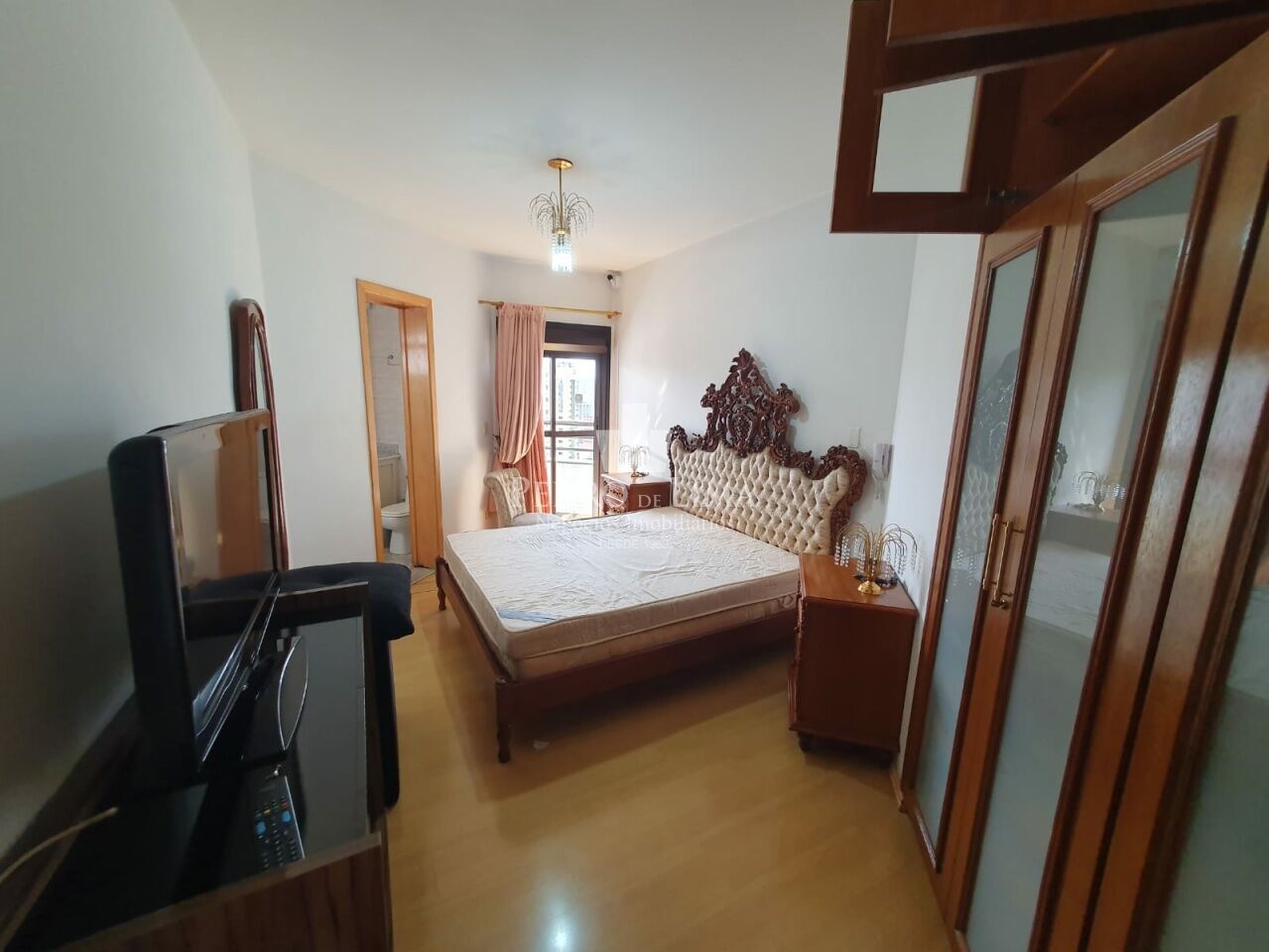 Apartamento no Tatuapé, 110m2, 3 dormitórios sendo 1 suíte e 3 vagas mais depósito privativo.