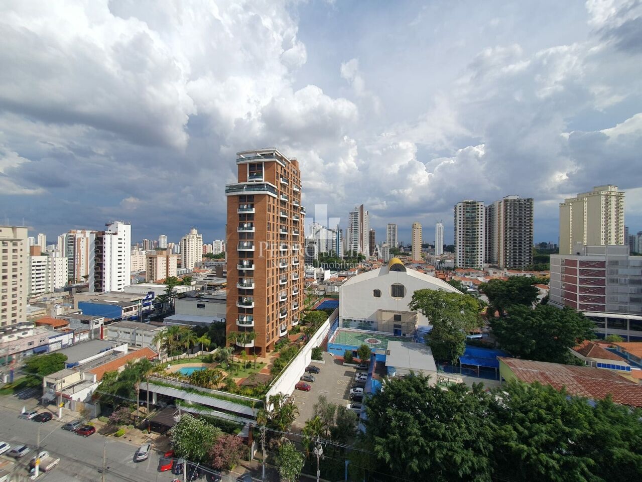 Apartamento no Tatuapé, 110m2, 3 dormitórios sendo 1 suíte e 3 vagas mais depósito privativo.