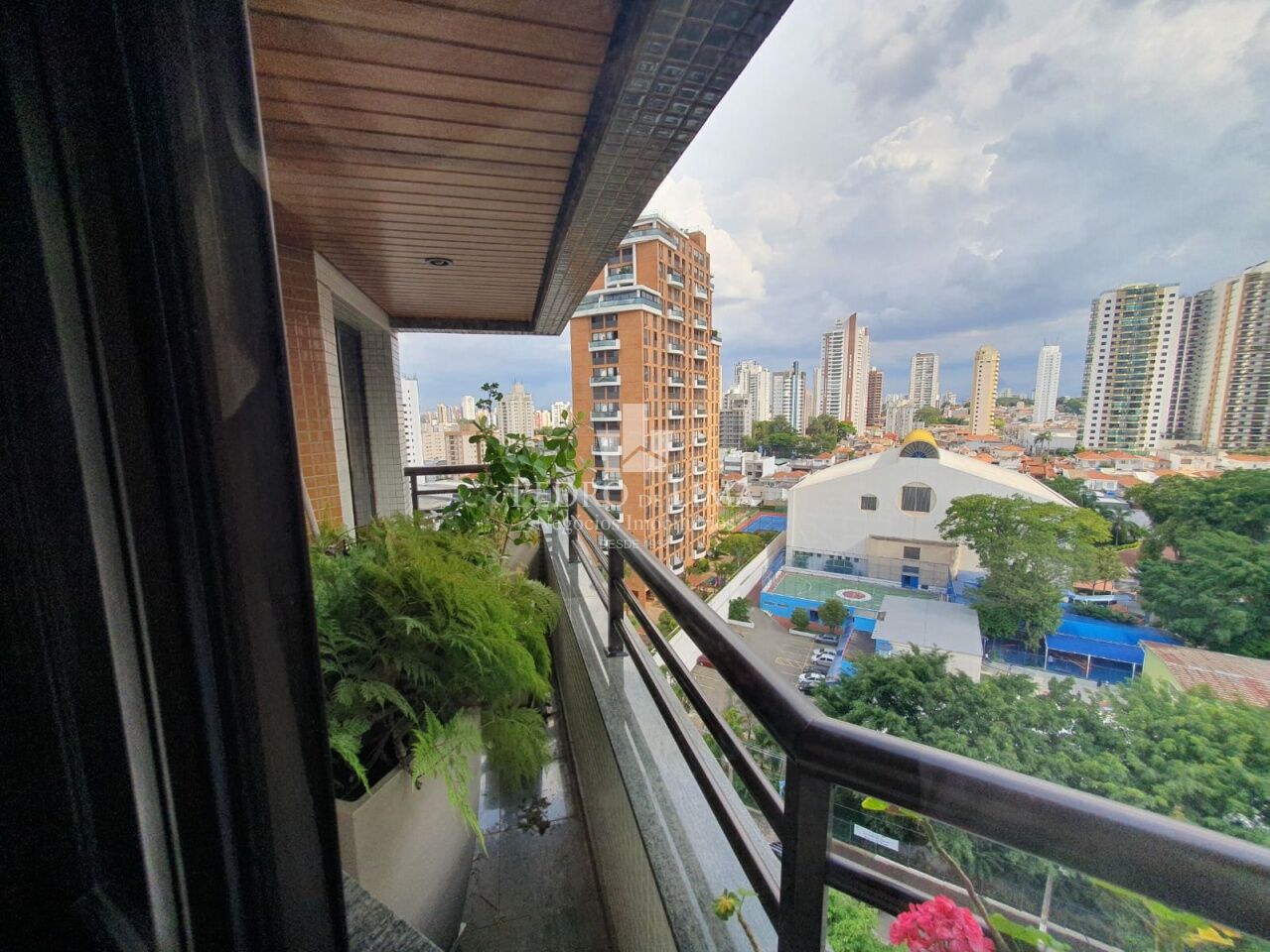 Apartamento no Tatuapé, 110m2, 3 dormitórios sendo 1 suíte e 3 vagas mais depósito privativo.