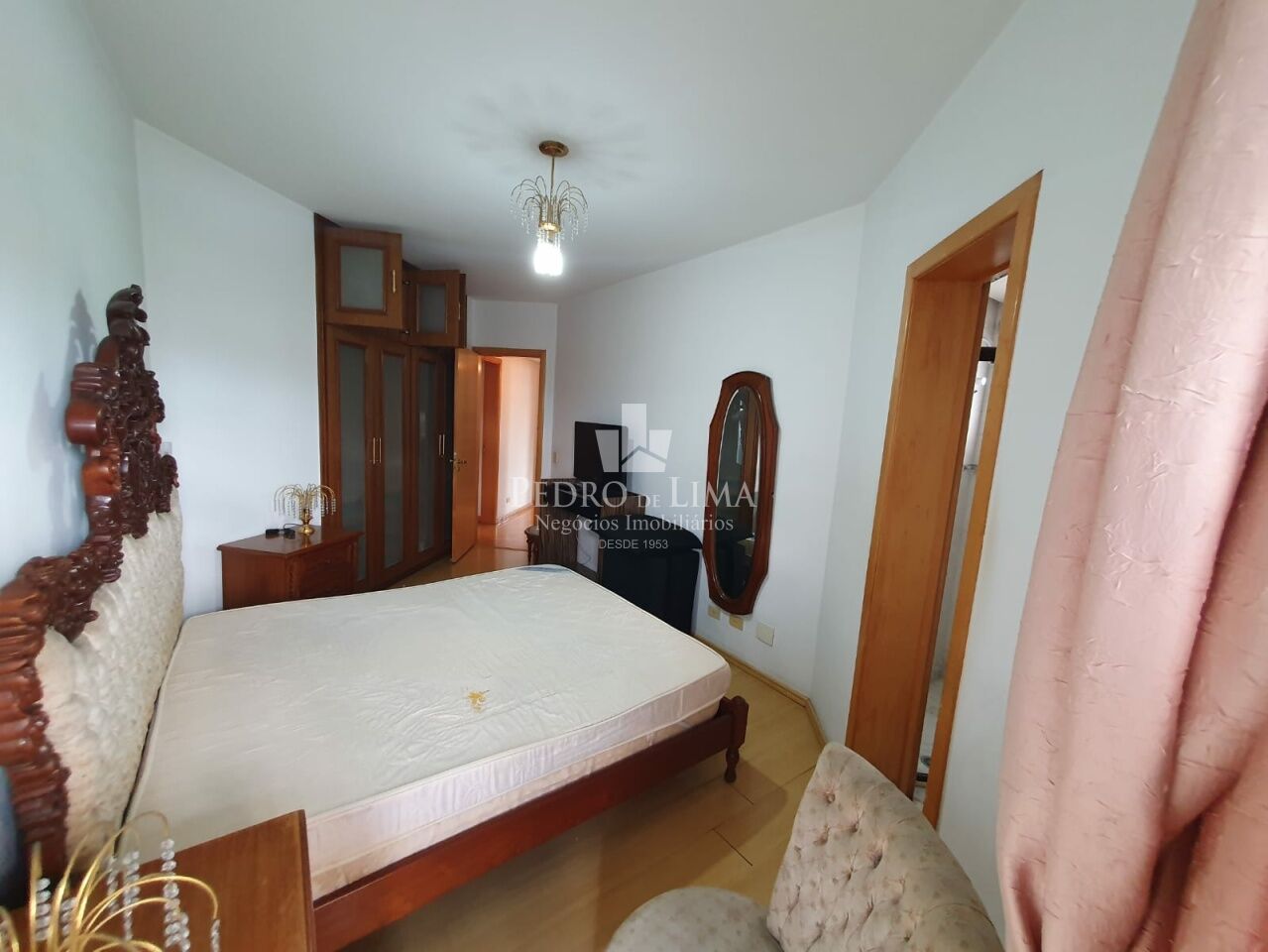 Apartamento no Tatuapé, 110m2, 3 dormitórios sendo 1 suíte e 3 vagas mais depósito privativo.