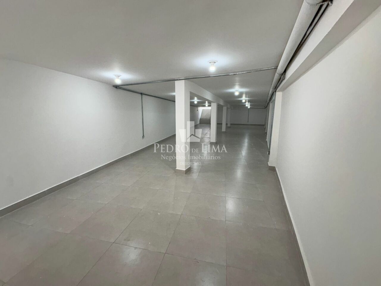 Galpão de 580 mts Avenida Paes de Barros para locação , 2 banheiros ,copa , pé direito 4,30 mts