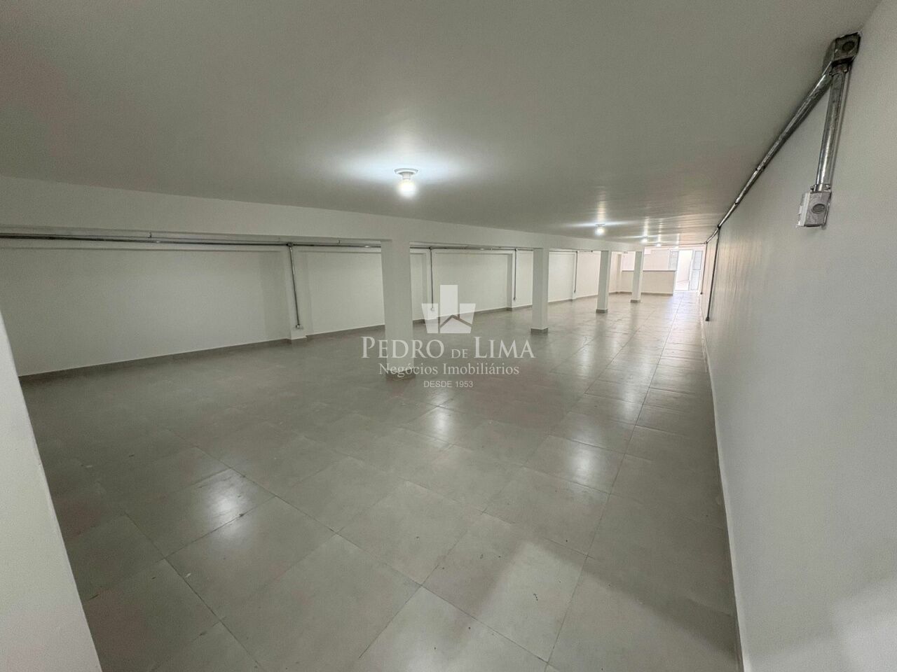 Galpão de 580 mts Avenida Paes de Barros para locação , 2 banheiros ,copa , pé direito 4,30 mts