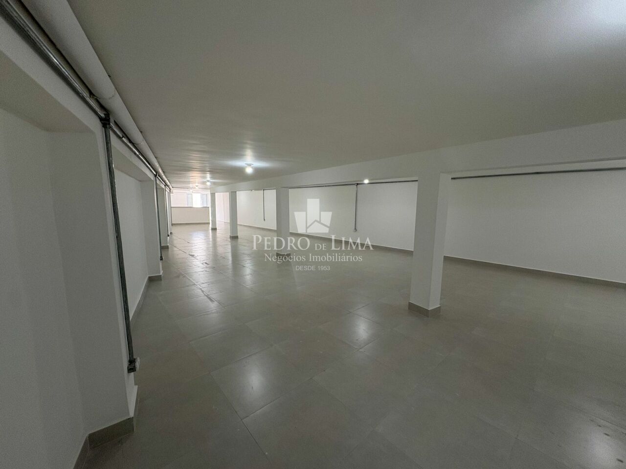 Galpão de 580 mts Avenida Paes de Barros para locação , 2 banheiros ,copa , pé direito 4,30 mts