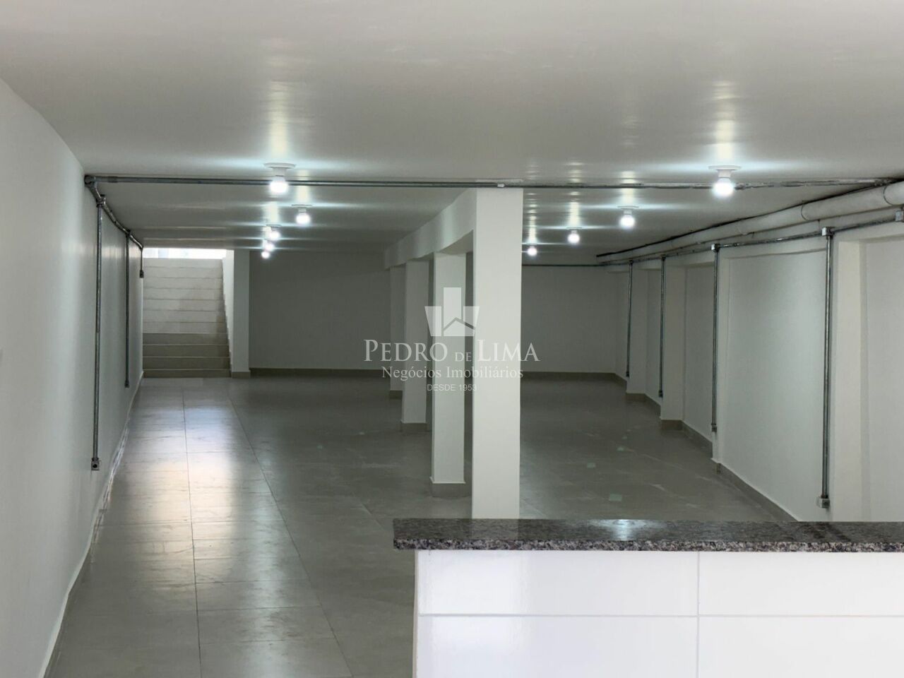 Galpão de 580 mts Avenida Paes de Barros para locação , 2 banheiros ,copa , pé direito 4,30 mts