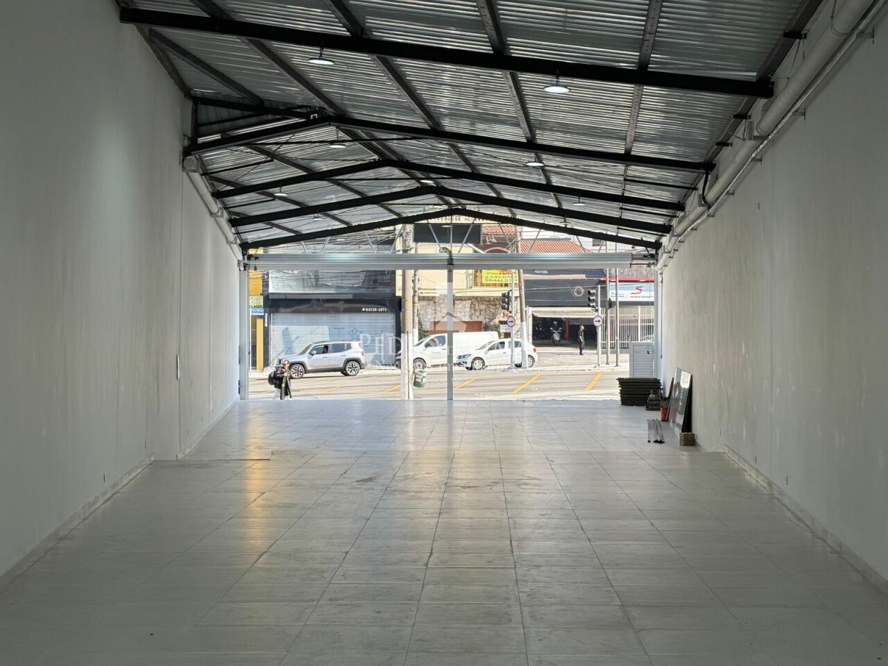 Galpão de 580 mts Avenida Paes de Barros para locação , 2 banheiros ,copa , pé direito 4,30 mts