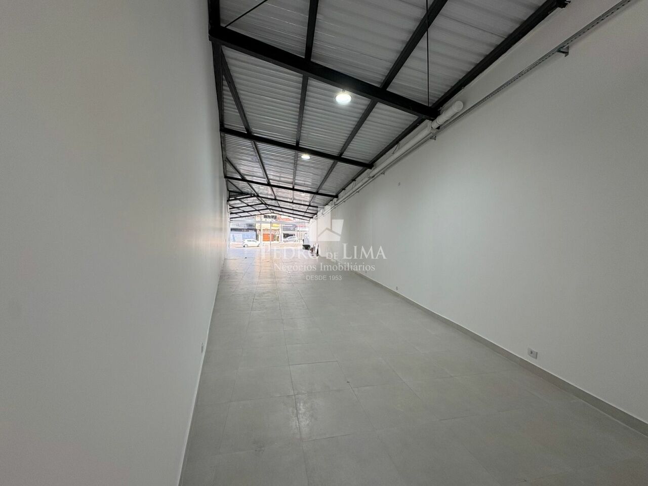 Galpão de 580 mts Avenida Paes de Barros para locação , 2 banheiros ,copa , pé direito 4,30 mts